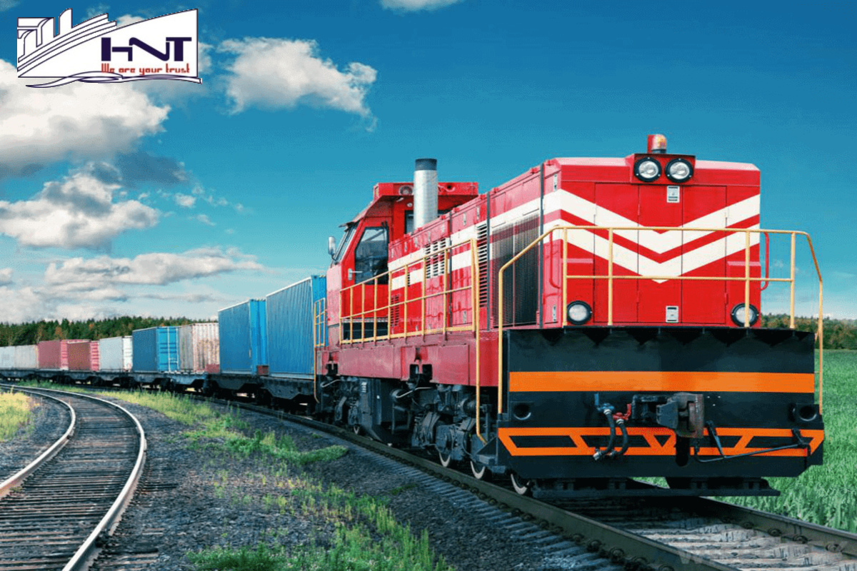Vận tải đường sắt là hình thức vận tải ít phổ biến hơn đường hàng không và đường bộ